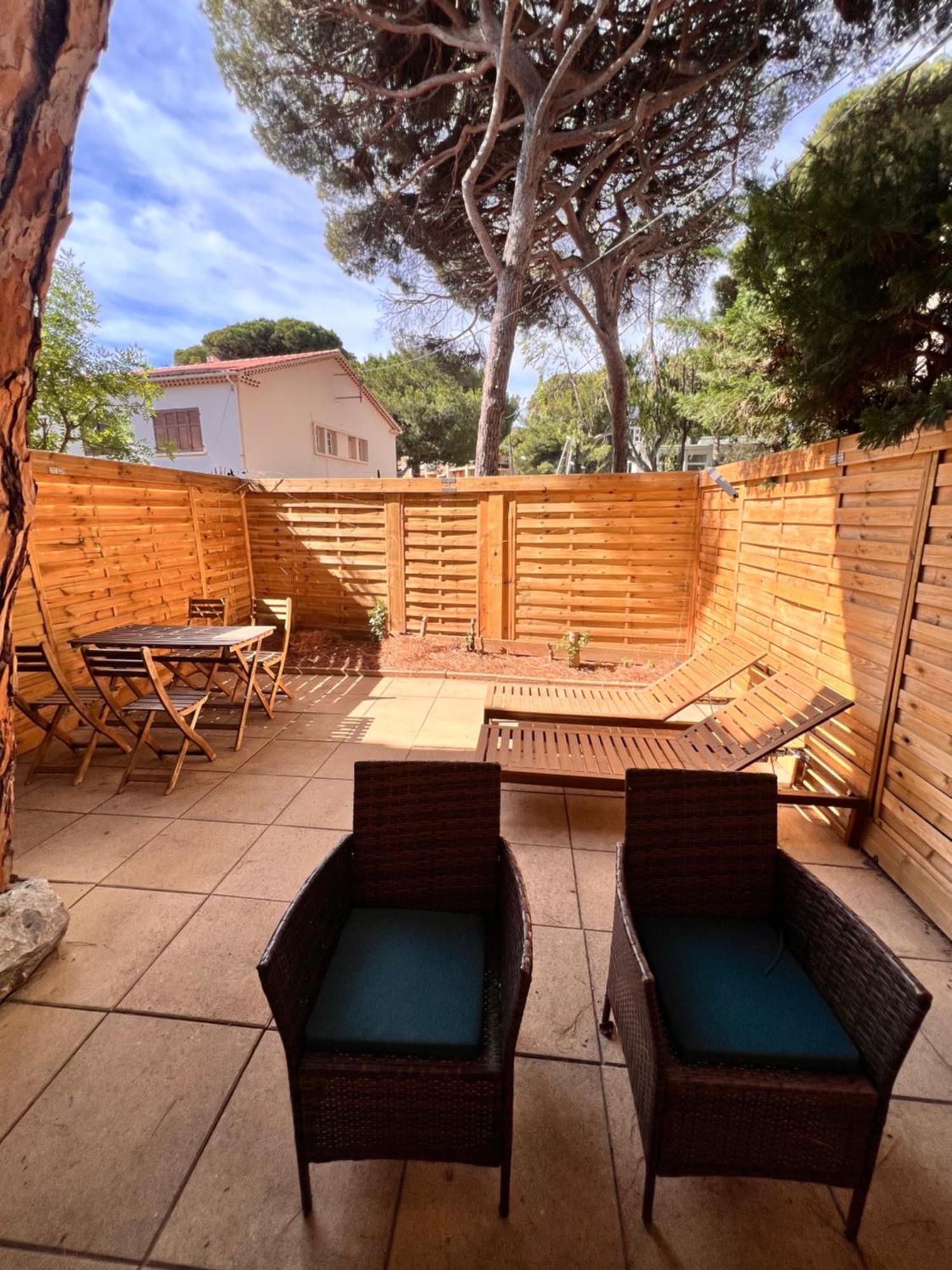 Sympathique Studio En Rez De Jardin Dans Residence Hyeres Luaran gambar